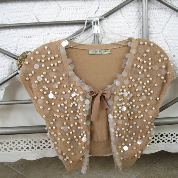 Cropped Short-Sleeve Cardigan/Shrug Embellishments - Picture 3 of 6